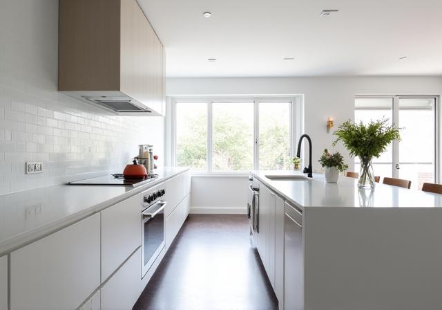 Cuisine moderne et épurée après une rénovation complète